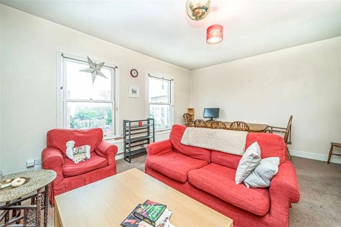2 Bedroom Flat To Rent In Battersea Park Road, Battersea, SW11