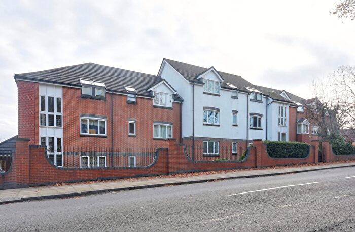 3 Bedroom Apartment For Sale In Regency Crescent, London, NW4