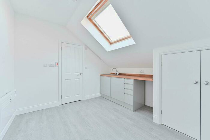 Studio To Rent In Kings Road, South Norwood, London, SE25