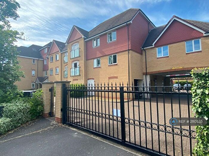 2 Bedroom Flat To Rent In Charlcot Mews, Slough, SL1