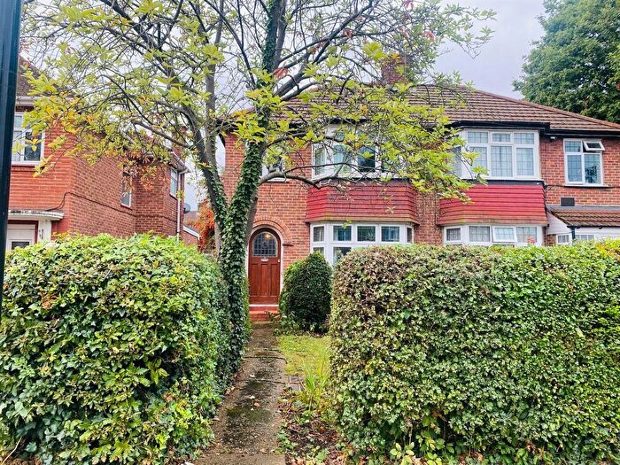 3 Bedroom Semi-detached House For Sale In Avenue Crescent, Cranford, TW5