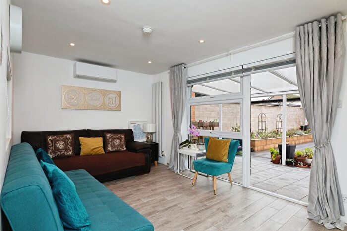 2 Bedroom Flat For Sale In Wellesley Road, Ilford, IG1