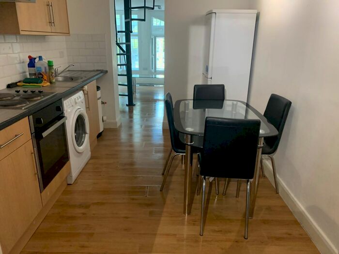 3 Bedroom Flat To Rent In Uxbridge Road, Shepherd's Bush, W12