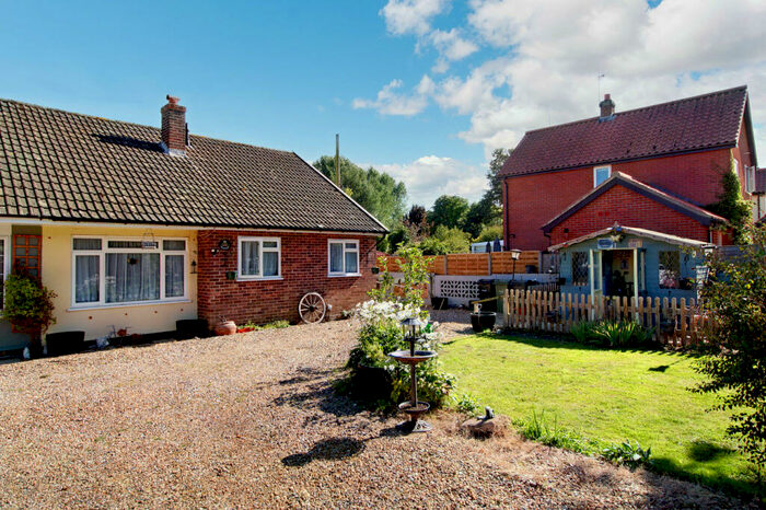 5 Bedroom Bungalow For Sale In The Street, Brockdish, Diss, IP21