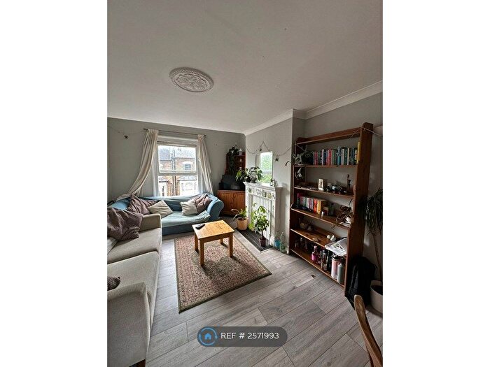 3 Bedroom Flat To Rent In Kellett Road, London, SW2
