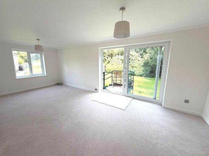 2 Bedroom Flat For Sale In Lee Court, Cardiff, CF14