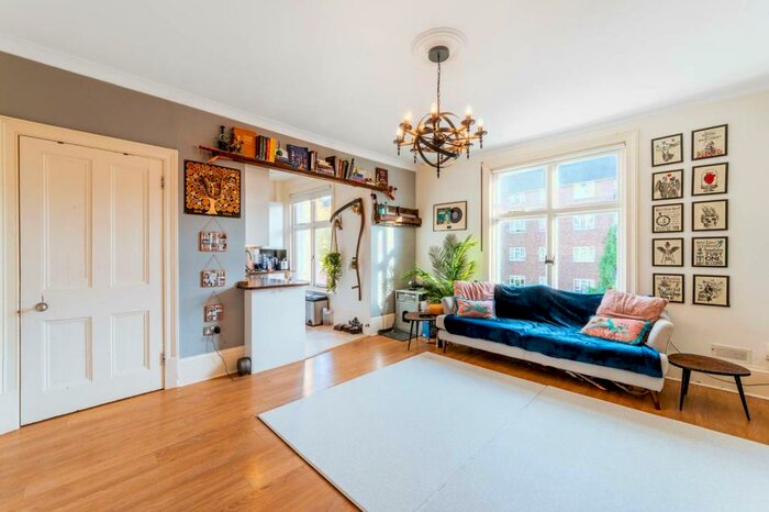 2 Bedroom Flat To Rent In Gatestone Road, Crystal Palace, London, SE19
