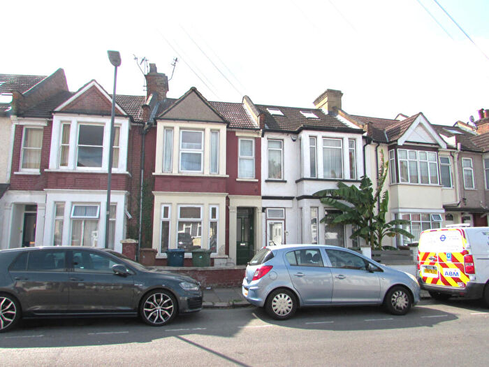 2 Bedroom Flat To Rent In Gordon Road, Harrow Wealdstone, Middlesex, HA3