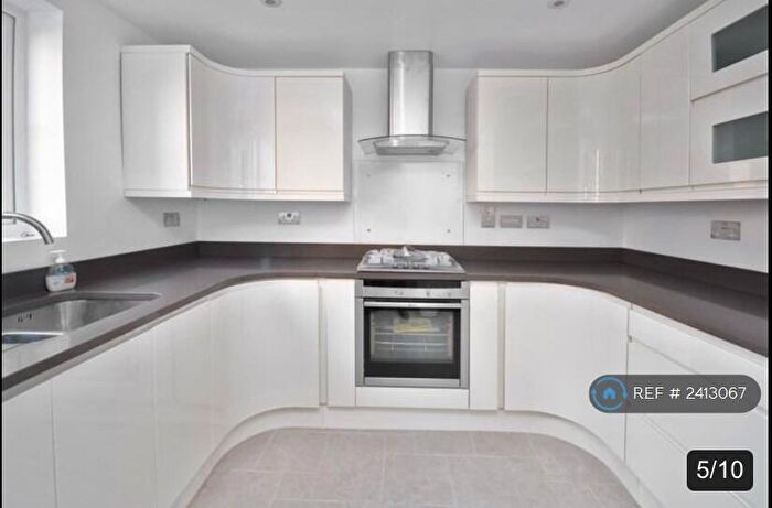 3 Bedroom Semi-Detached House To Rent In Foxdown Close, Kidlington, OX5