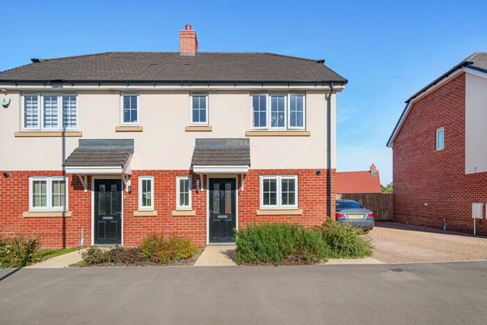 3 Bedroom Semi-Detached House To Rent In Cornfield Drive Gravesend, DA11