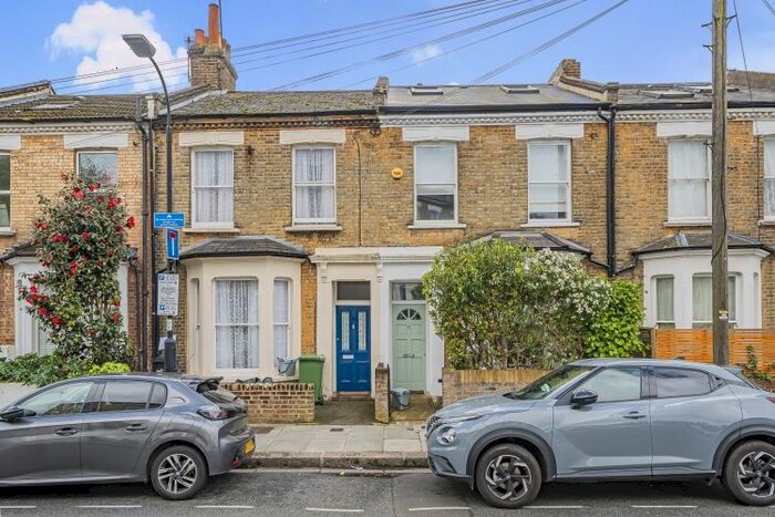 4 Bedroom Flat To Rent In Sterne Street, London, W12