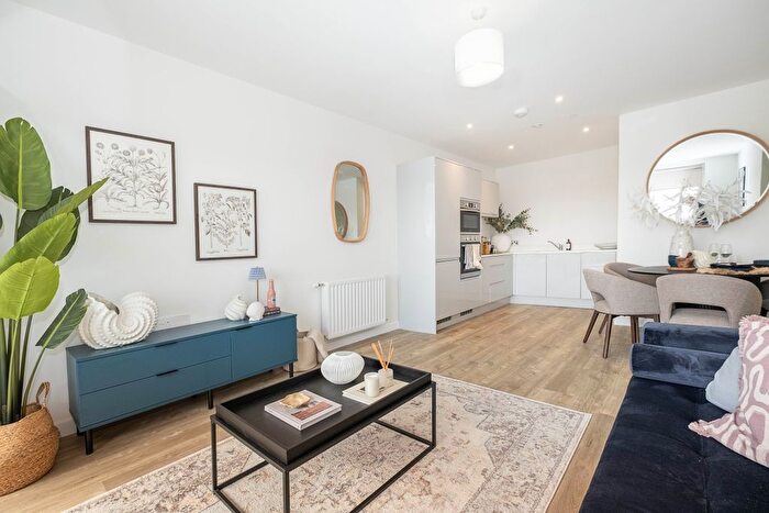 1 Bedroom Flat To Rent In Elmsleigh Road, Staines, TW18