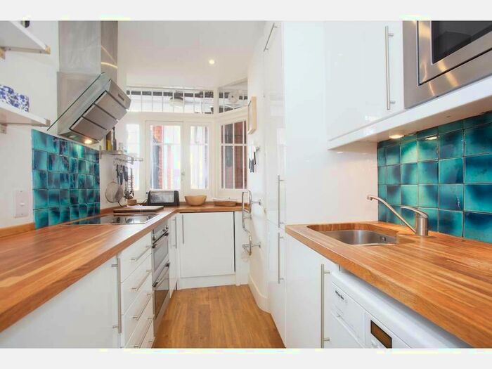 3 Bedroom Flat To Rent In Judd Street, London, WC1H