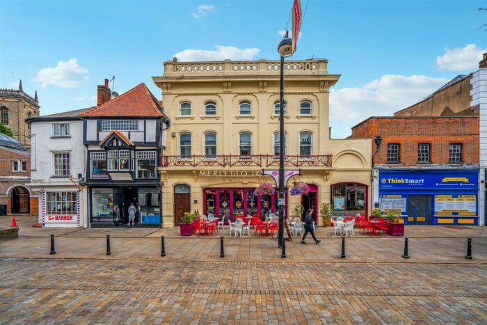 2 Bedroom Flat For Sale In High Street, High Wycombe, HP11