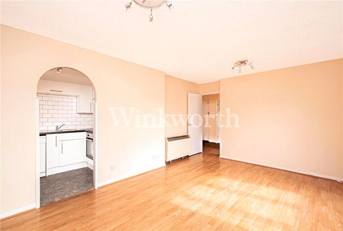 2 Bedroom Apartment To Rent In Woodvale Way, London, NW11