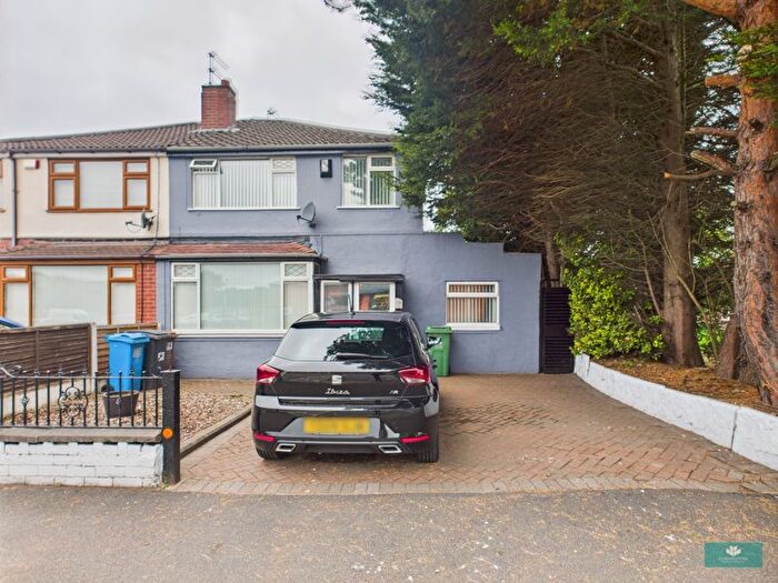 3 Bedroom Semi-Detached House For Sale In Oldham Road, Shaw, OL2