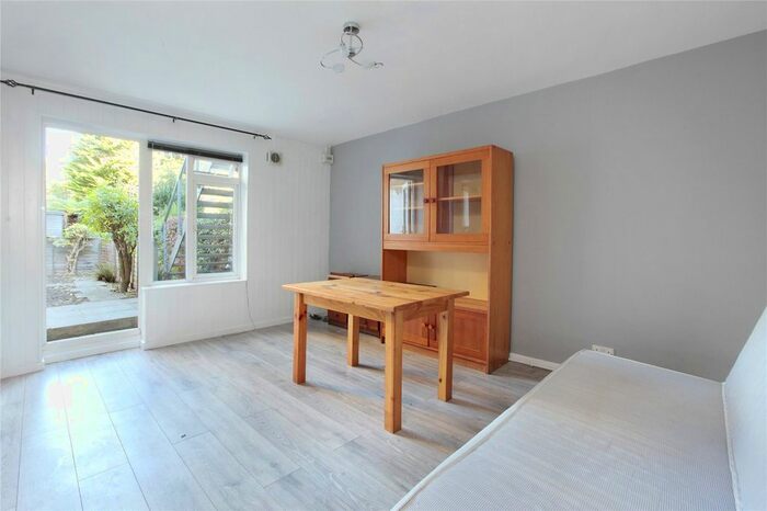 1 Bedroom Flat To Rent In Trouville Road, Clapham, London, SW4