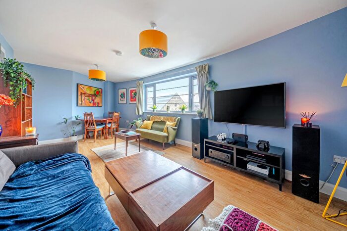 2 Bedroom Flat For Sale In Catford Hill, London, SE6