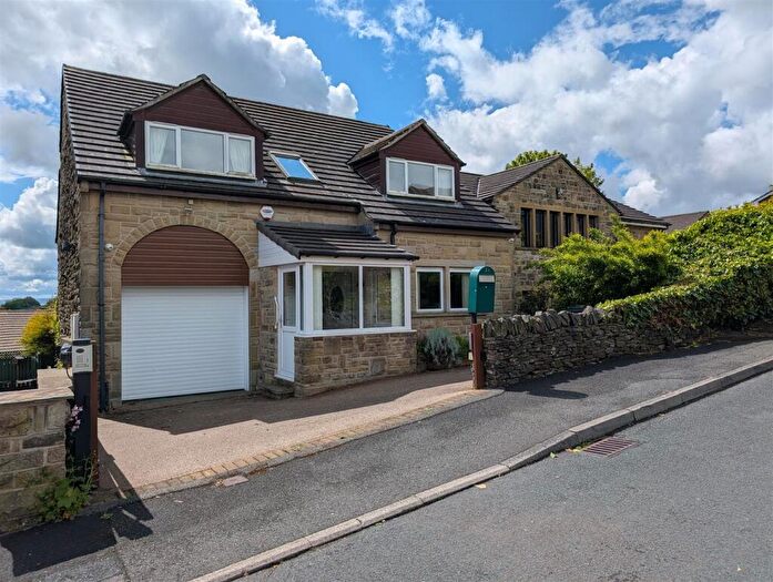 3 Bedroom Detached House For Sale In Alderstone Rise, Huddersfield, HD3