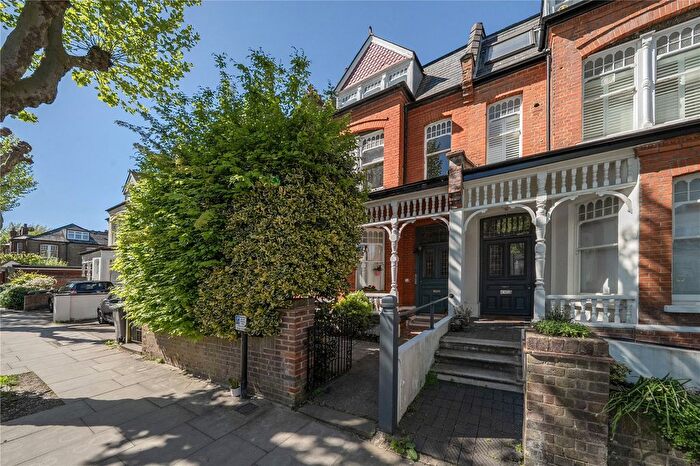 2 Bedroom Flat For Sale In Kings Avenue, London, N10