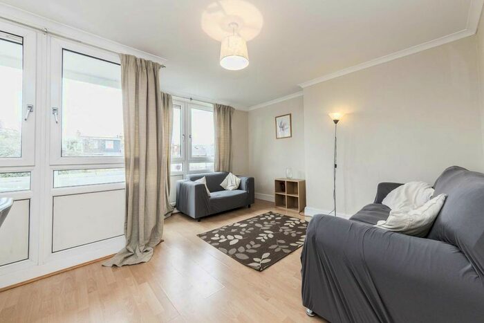 3 Bedroom Flat To Rent In Barringer Square, London, SW17