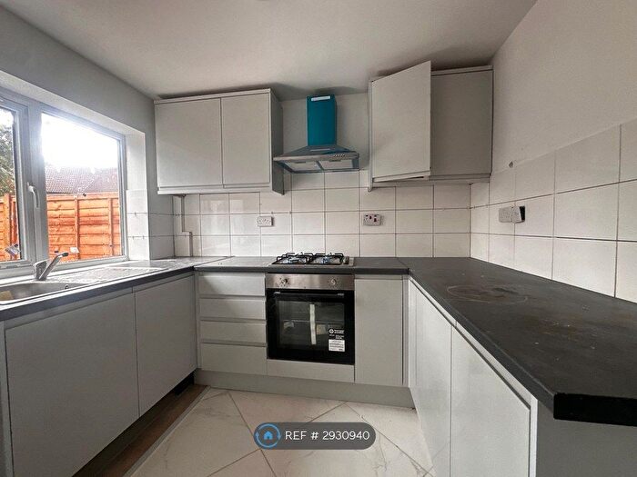4 Bedroom Semi-Detached House To Rent In Chestnut Close, London, SE6