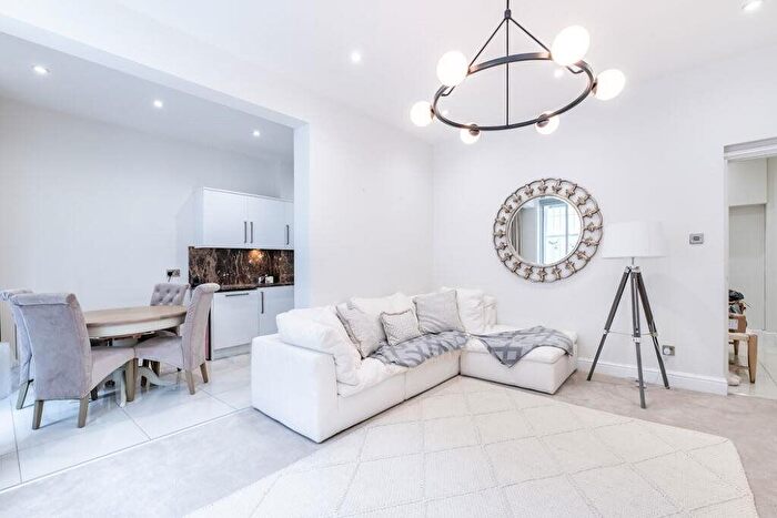 2 Bedroom Flat To Rent In Cedar House, - Nottingham Place, London, W1U