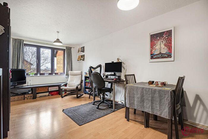 1 Bedroom Flat For Sale In Riverside Close, E5