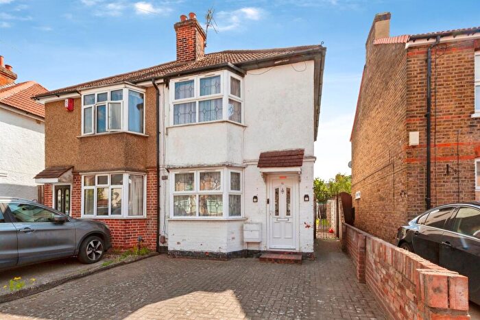 2 Bedroom Semi-Detached House For Sale In Grays Road, Slough, SL1