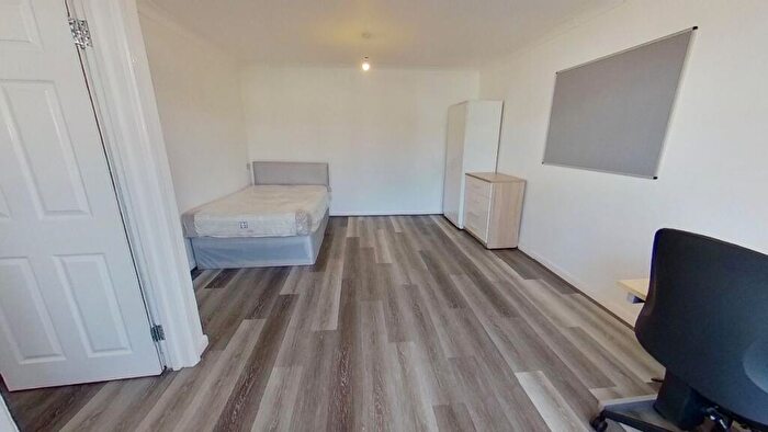 5 Bedroom Semi Detached House To Rent In The Chase, Guildford., GU2