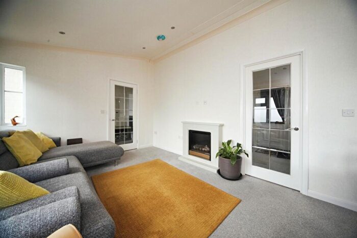 2 Bedroom Detached House For Sale In Beechwood Park, Caddington, Luton, LU1