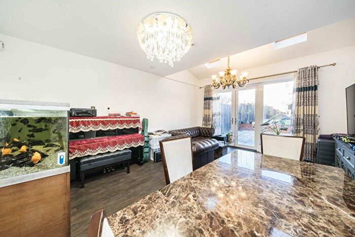 3 Bedroom Terraced House For Sale In Edgecumbe Avenue, Edgware, NW9