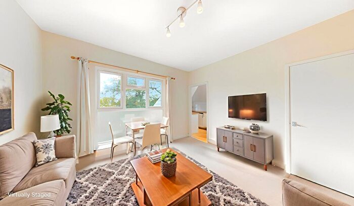 1 Bedroom Flat For Sale In Woodchurch Road, London, NW6