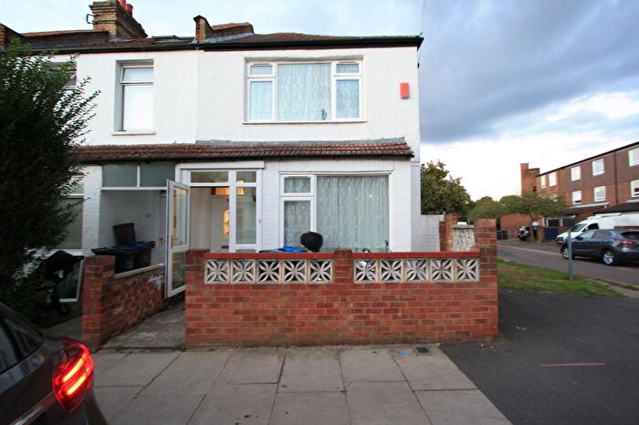 4 Bedroom End Of Terrace House To Rent In Robinson Road, Colliers Wood, SW17