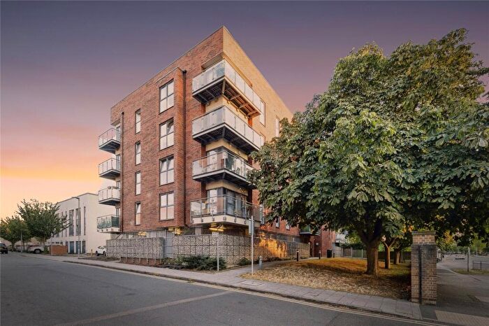 1 Bedroom Flat For Sale In Dean Path, Dagenham, RM8