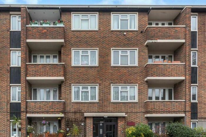 2 Bedroom Flat To Rent In Grove Road, Barnes, SW13