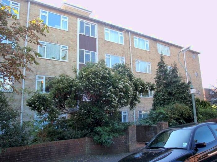 2 Bedroom Flat To Rent In Devonshire Court, The Drive, BN3
