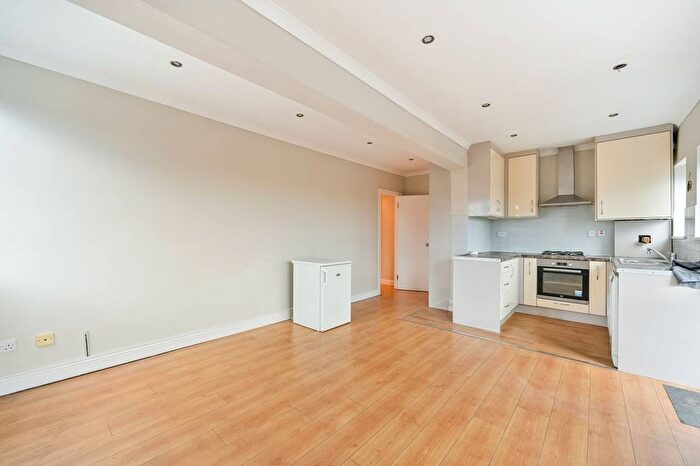 2 Bedroom Flat To Rent In Malden Road, New Malden, KT3