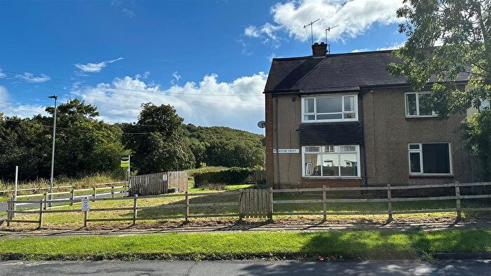 2 Bedroom Flat To Rent In Roundwood Glen, Greengates, Bradford, BD10