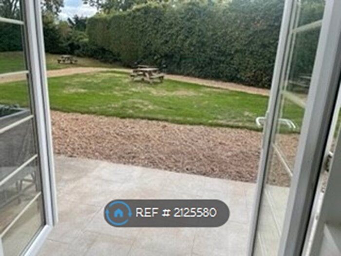 2 Bedroom Flat To Rent In Eastway, Epsom, KT19