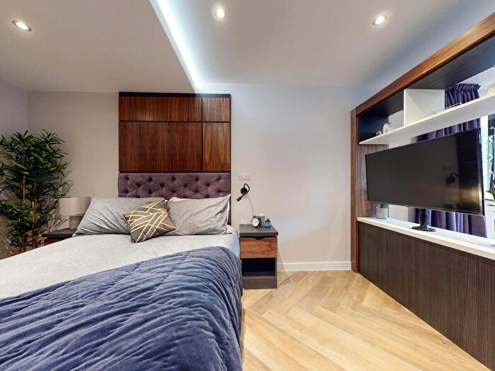 Apartment To Rent In Apt, Live Oasis Wade Lane #, LS2