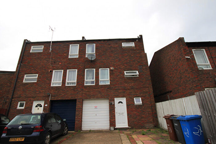 4 Bedroom Terraced House To Rent In , Edgware, Middlesex, HA8