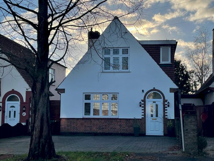 4 Bedroom Detached House To Rent In Ricksmanworth Road, Pinner HA5