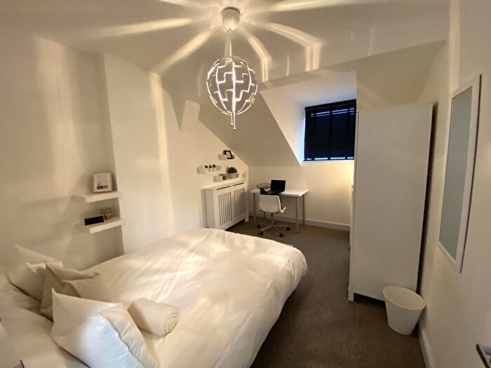 1 Bedroom Flat To Rent In Flat, Portland Street, - Bed, LN5