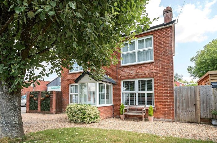 3 Bedroom Detached House For Sale In New Farm Road, Alresford, Hampshire, SO24