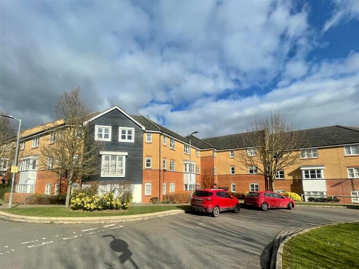 2 Bedroom Flat To Rent In Plomer Avenue, Hoddesdon, EN11