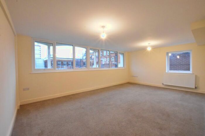 2 Bedroom Flat To Rent In Kings Avenue, New Malden, KT3
