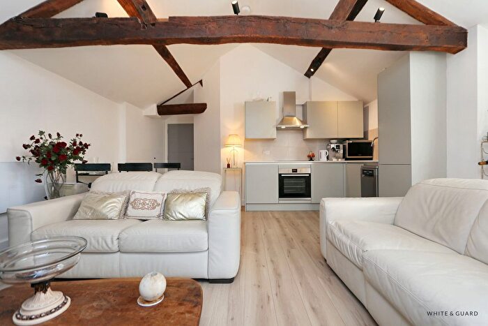 2 Bedroom Flat To Rent In Bishops Waltham, Southampton, SO32