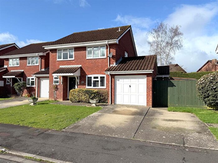 4 Bedroom Link Detached House For Sale In Wyville Road, Frome, BA11