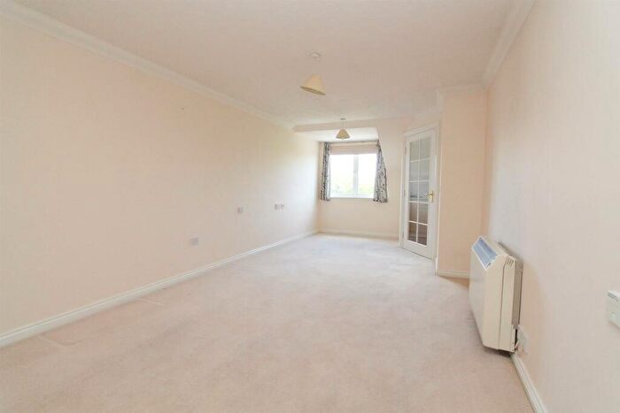 1 Bedroom Apartment For Sale In Hampton Lodge, Cavendish Road, South Sutton, SM2